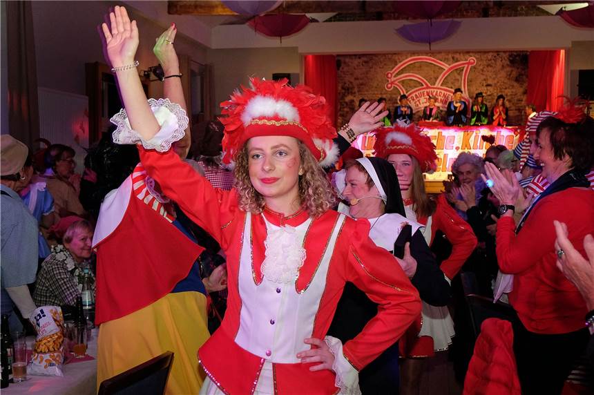 KFD-Frauen St. Johannes feierten bei Maas-Timpert und nahmen die Männer aufs Korn Ausmarsch unter dem Beifall des Publikums.