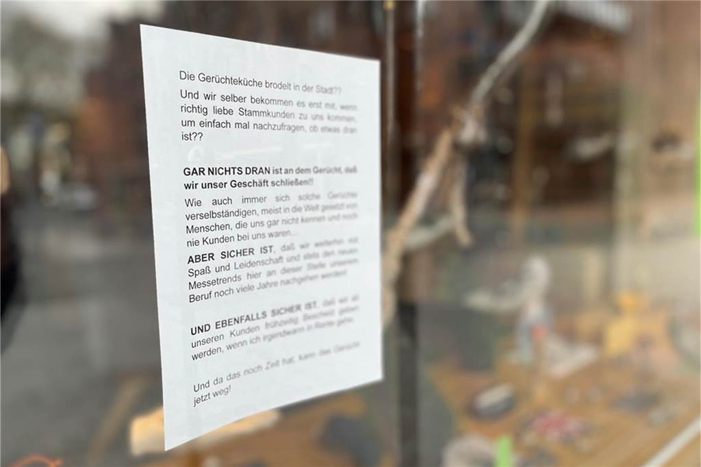 Gerüchte um Schließung der Brillenphantasie: „Da ist rein gar nichts dran“ Ausnahmsweise mal kein Gedicht: Petra Hagemann reagierte mit einem Statement im Schaufenster auf die Gerüchte zur Schließung der Brillenphantasie in der Castroper Altstadt.