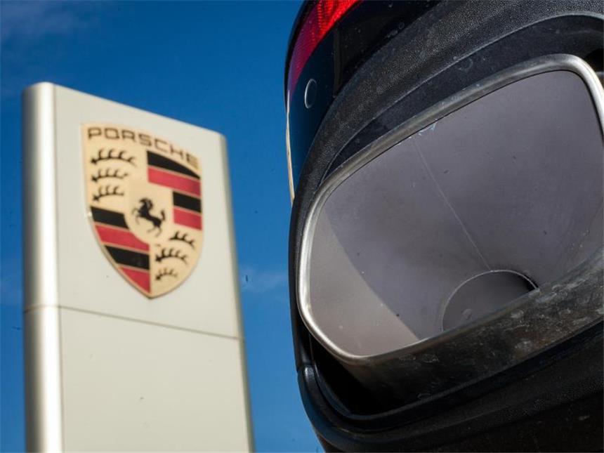 Porsche-Mitarbeiter rücken bei Diesel-Affäre ins Visier Auspuff eines Porsche Cayenne: Der Abgas-Skandal weitet sich auch auf Porsche aus.