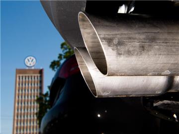 Auspuff eines Volkswagen auf einem Mitarbeiterparkplatz in Wolfsburg. Foto: Julian Stratenschulte/Illustration