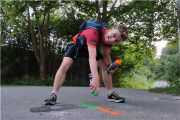 Ausrichter Jan-Philipp Struck markiert die Streckenposten im Bornekamp in Unna für den Ballon-Ultralauf 2021.