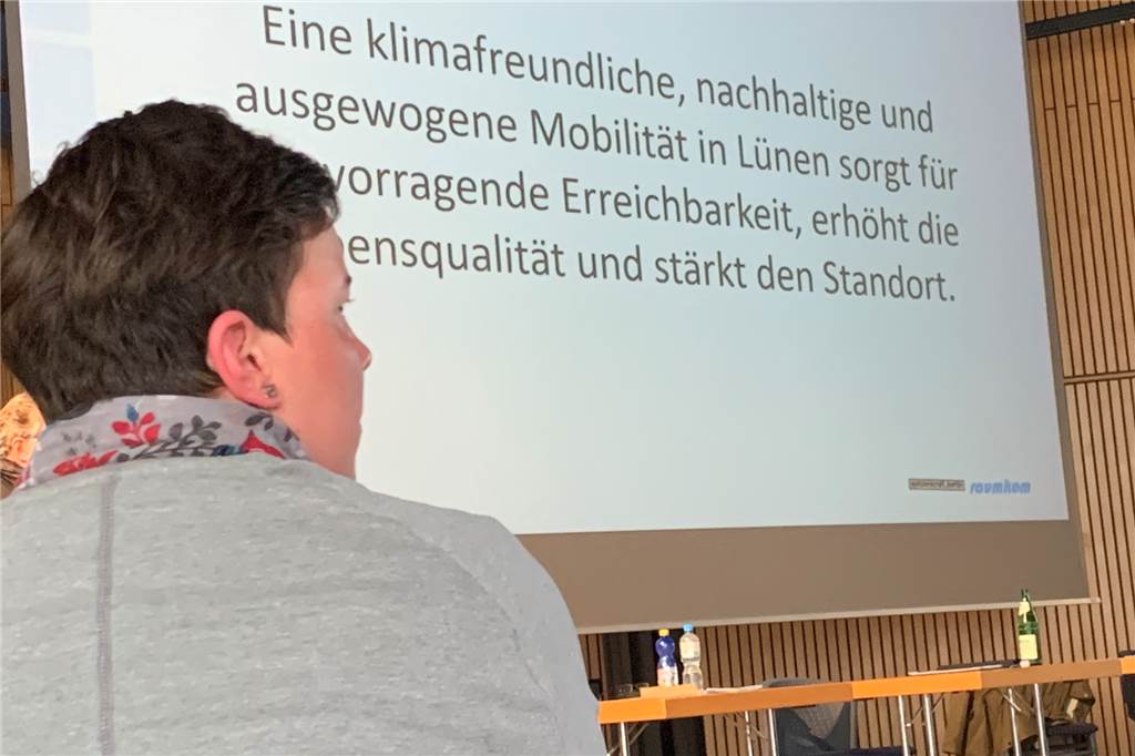 Mobilität anders denken: Lünen beginnt Verkehrswende mit Streitthemen Ausschussvorsitzende Tessa Schächter moderierte die Diskussion um das Integrierte Mobilitätskonzept. Dessen Kernaussage lautet: Eine klimafreundliche, nachhaltige und ausgewogene Mobilität in Lünen sorgt für hervorragende Erreichbarkeit, erhöht die Lebensqualität und stärkt den Standort.“