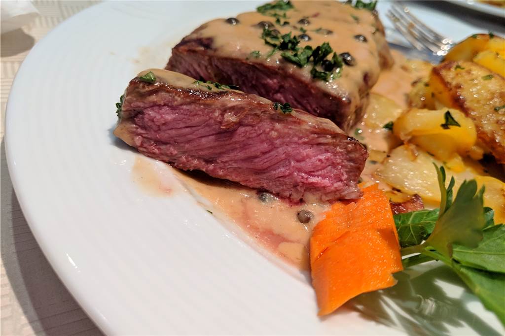 Das Steakhaus am Gabelpunkt überzeugt mit gut gemachten Klassikern für Fleischliebhaber Außen knusprig, innen rosa: Das Rumpsteak.