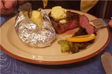 Außen scharf angebraten, innen zart rosa: Das Rib Eye Steak überzeugt.