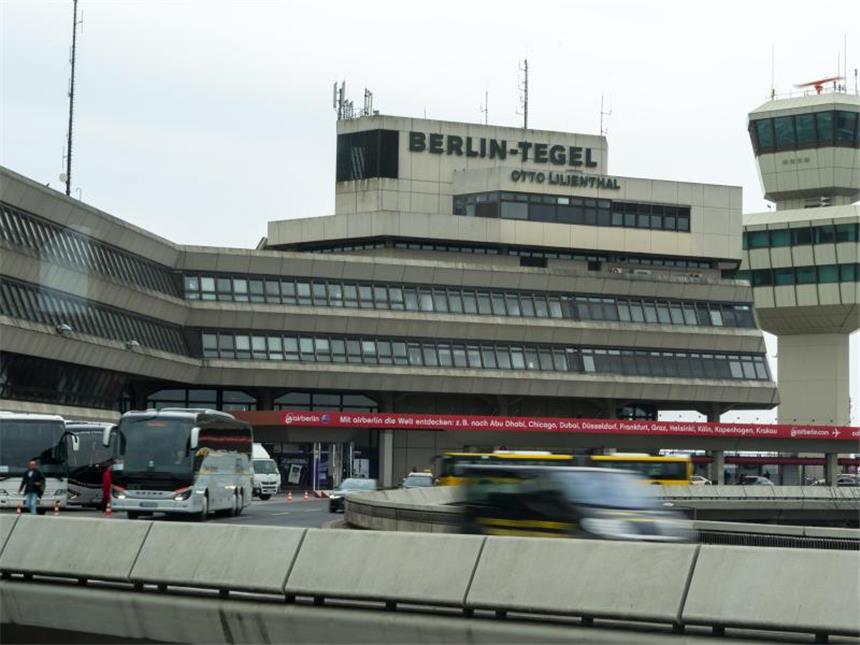 Dobrindt lässt nicht locker: Berlin braucht zwei Flughäfen Außenansicht des Flughafens Tegel in Berlin. Nach Ansicht von Verkehrsminister Dobrindt könnte der Flughafen auch neben dem neuen Hauptstadtflughafen BER geöffnet bleiben. Foto: Monika Skolimowska