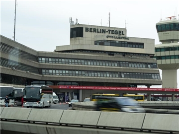 Außenansicht des Flughafens Tegel in Berlin. Nach Ansicht von Verkehrsminister Dobrindt könnte der Flughafen auch neben dem neuen Hauptstadtflughafen BER geöffnet bleiben. Foto: Monika Skolimowska
