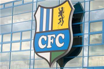 Außenansicht des Stadions des Chemnitzer FC mit dem Logo des Vereins an der Hauptfassade. Foto: Thomas Eisenhuth