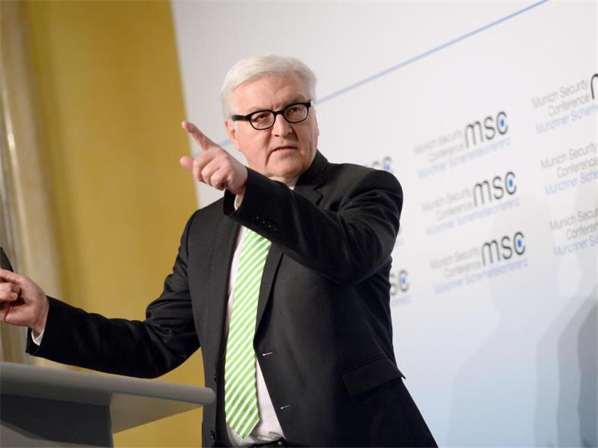 Minsk-Gipfel soll Waffenruhe für Ukraine bringen Außenminister Frank-Walter Steinmeier spricht bei der 51. Sicherheitskonferenz im Hotel Bayerischer Hof in München. Foto: Andreas Gebert