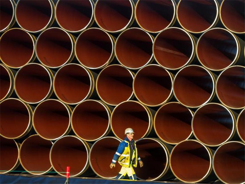 Merkel kritisiert US-Sanktionspläne für Russland scharf Außenminister Gabriel kritisiert, dass europäischen Unternehmen mit Strafen gedroht werde, wenn sie sich an Erdgasprojekten wie Nord Stream II mit Russland beteiligen. Foto: Jens Büttner