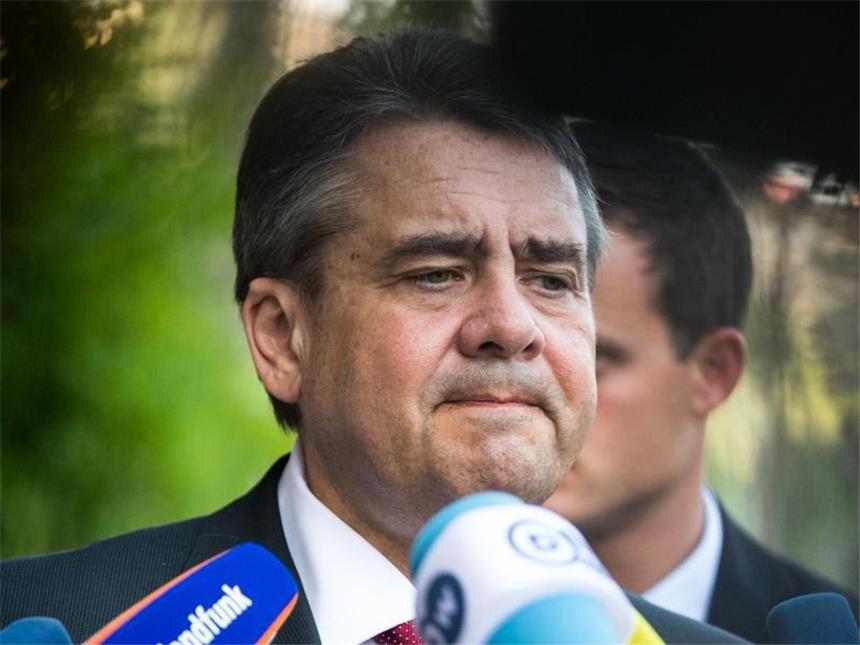 Merkel stellt sich nach Eklat in Israel hinter Gabriel Außenminister Sigmar Gabriel äußert sich in Jerusalem zum abgesagten Treffen mit Ministerpräsident Netanjahu. Foto: Bernd von Jutrczenka