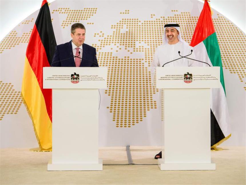 Arabische Staaten scheuen neue Sanktionen gegen Katar Außenminister Sigmar Gabriel (l) und der Außenminister der Vereinigten Arabischen Emirate, Scheich Abdullah bin Zayed Al Nayan, sprechen während einer gemeinsamen Pressekonferenz in Abu Dhabi. Foto: Gregor Fischer