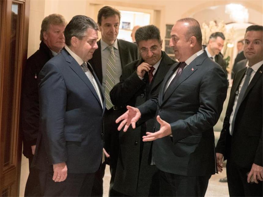 Deutsch-türkische Spannungen: Gabriel zieht Grenze Außenminister Sigmar Gabriel spricht in Berlin an einem Ausgang des Hotels Adlon mit seinem türkischen Amtskollegen Mevlüt Cavusoglu. Foto: Kay Nietfeld
