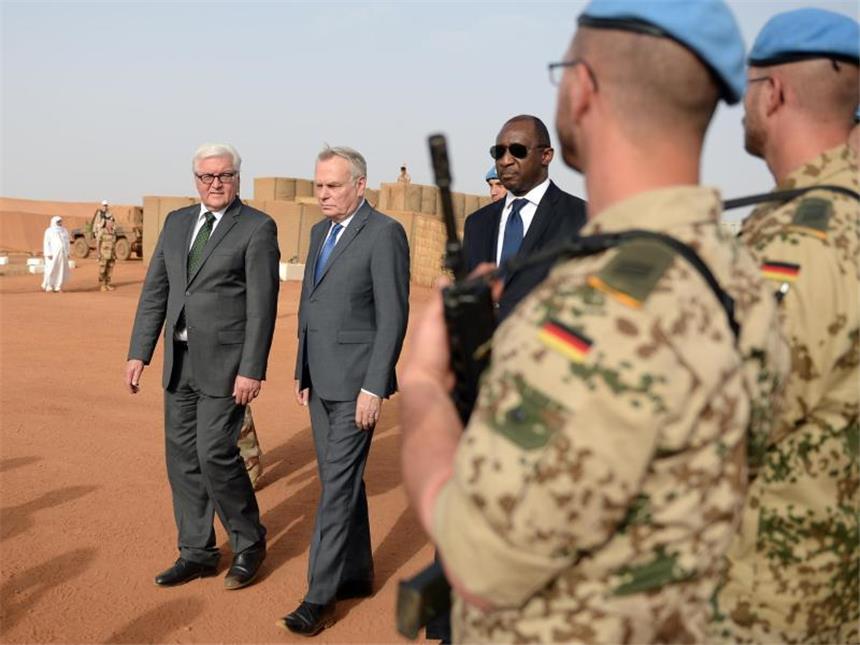 Berlin und Paris fordern von Mali mehr eigene Anstrengungen Außenminister Steinmeier, Frankreichs Außenminister Ayrault und Malis Außenminister Abdoulaye Diop nehmen an einer Gedenkzeremonie für gefallene Soldaten teil. Foto: Britta Pedersen