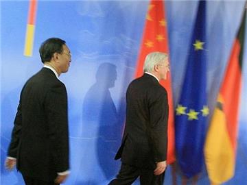Außenminister Steinmeier - hier mit seinem chinesischen Amtskollegen Yang Jiechi - muss das in der Tibet-Frage sensible Verhältnis zu China austarieren.