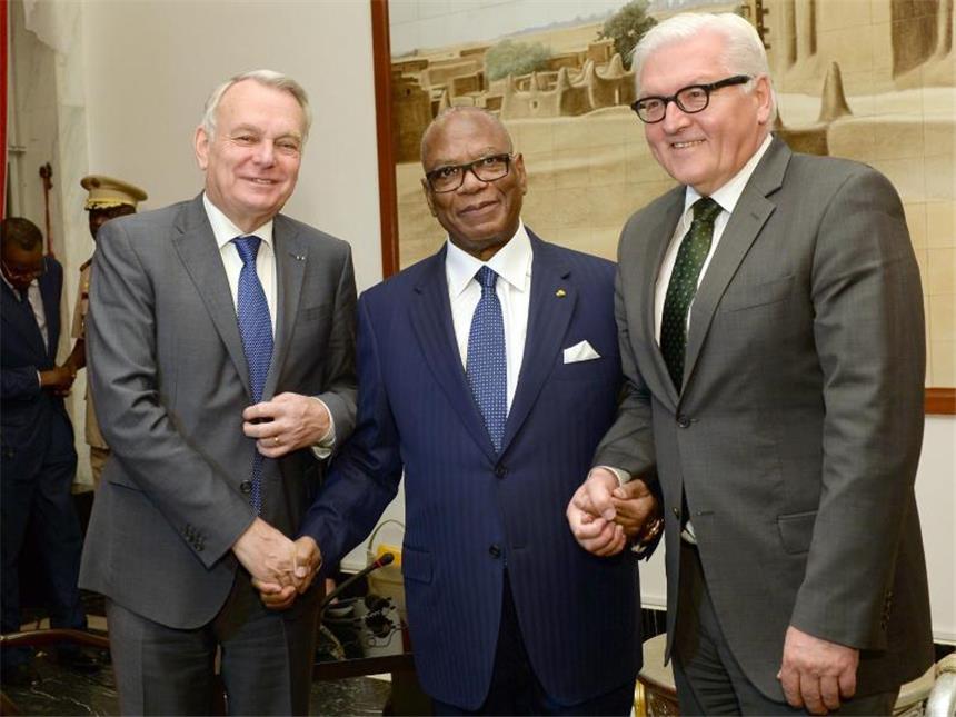 Berlin und Paris fordern von Mali mehr eigene Anstrengungen Außenminister Steinmeier (r-l), Malis Präsident Boubacar Keita und Frankreichs Außenminister Ayrault in Bamako im Palast des Präsidenten. Foto: Britta Pedersen
