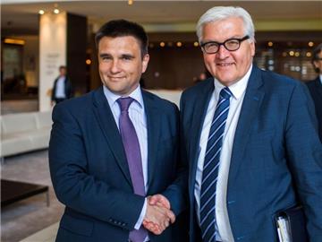Außenminister Steinmeier (r) trifft in Kiew auf seinen ukrainischen Amtskollegen Klimkin. Foto: Jens Büttner