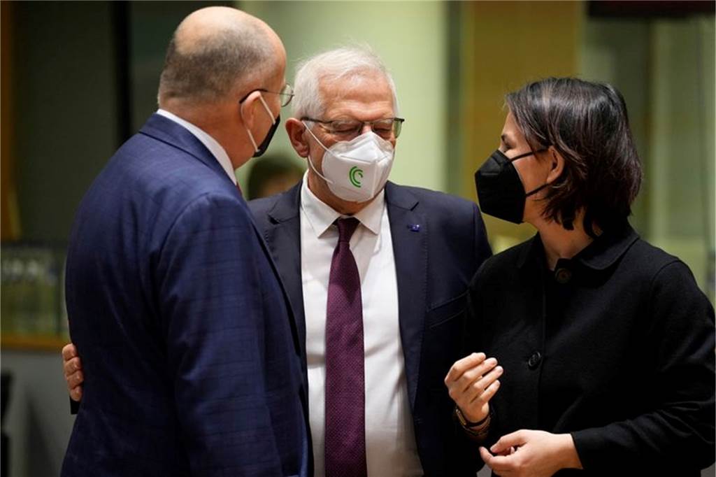 Eskalation im Osteuropa-Konflikt: Putin hat schlechte Nachrichten für den Westen Außenministerin Annalena Baerbock (r, Bündnis 90/Die Grünen) spricht mit Zbiegniew Rau (l-r), Außenminister von Polen, und Josep Borrell, EU-Außenbeauftragter, während eines Treffens der EU-Außenminister.