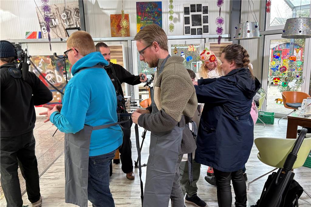 Wenn der Promikoch kocht: Björn Freitag zum Dreh in Legden und Ahaus Außer Händewaschen muss auch das sein: Den Nachwuchs-Köchen werden Schürzen umgebunden.