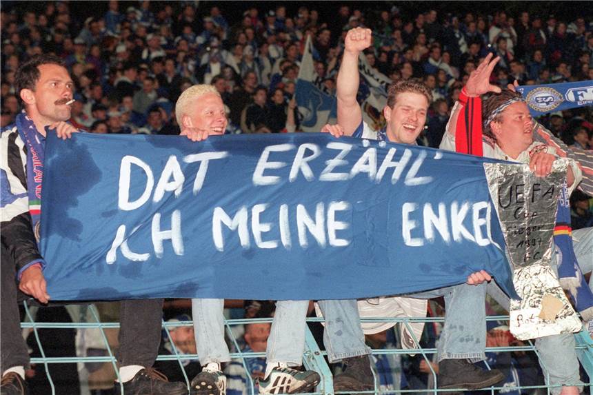 Stichtag: Am 21. Mai 1997 schlägt die Stunde der Eurofighter Außer sich vor Freude: Schalker Fans nach dem Uefa-Cup-Sieg 1997.