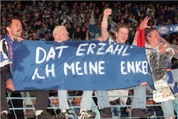Außer sich vor Freude: Schalker Fans nach dem Uefa-Cup-Sieg 1997.