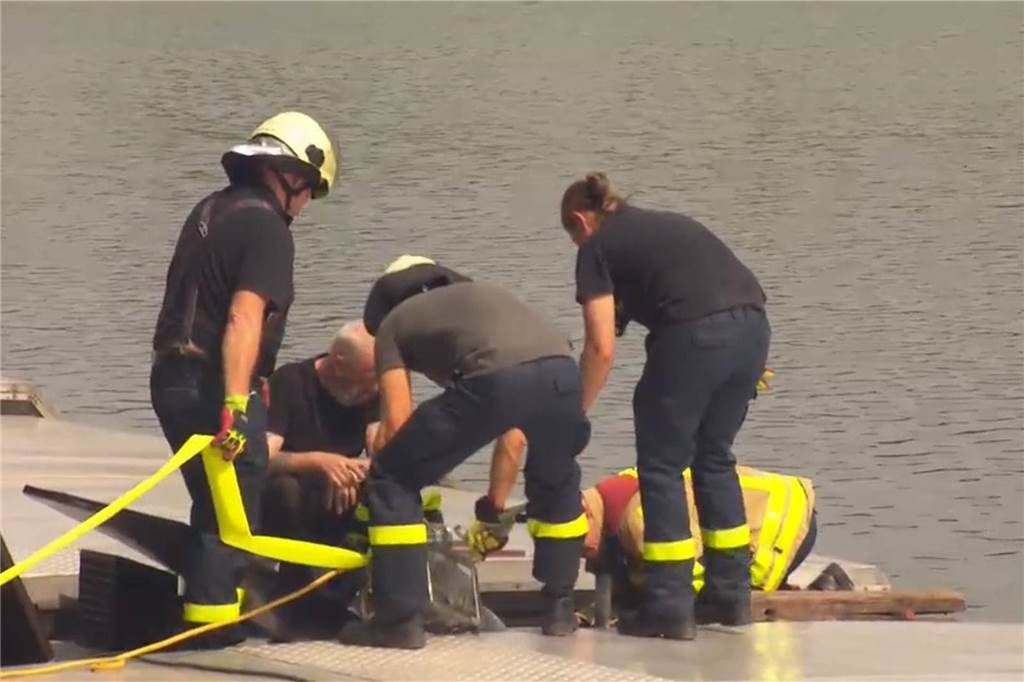 Havarie-Taucher dichtete Unfall-Schiff im Kanal mit einer Platte ab Außergewöhnlicher Rettungseinsatz in Castrop-Rauxel: Die Feuerwehr war seit kurz nach 15 Uhr am Donnerstag involviert. Auf dem Rhein-Herne-Kanal war ein Schiff in Not. Drei Pumpen liefen stundenlang.
