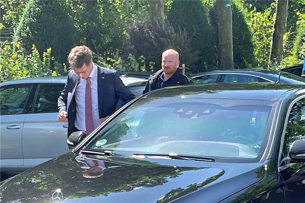 Aussteigen aus der Limousine und das Jackett richten. Ein Leibwächter schützt die Ankunft von Ministerpräsident Wüst auf dem OGE-Gelände in Werne.