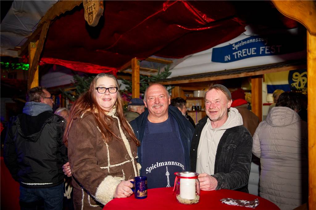 Ein Jahr und seine Bilder: Was hat uns in Haltern 2022 beschäftigt? Drei Halterner trinken Glühwein auf dem Nikolausmarkt