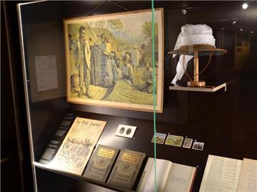 Ausstellungsstücke in der Schau "Der erste Völkermord des 20. Jahrhunderts" im Memorial de la Shoah. Foto: Sebastian Kunigkeit