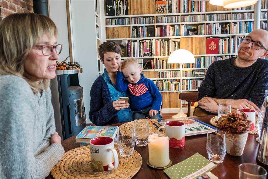 Hilfe für junge Familien: Wie Gustav zu seiner Leihoma kam Austausch am Tisch: „Oma Martina“ mit Gustavs Eltern Maja und Uwe Schrader, die sich inzwischen seit mehr als zwei Jahren kennen.