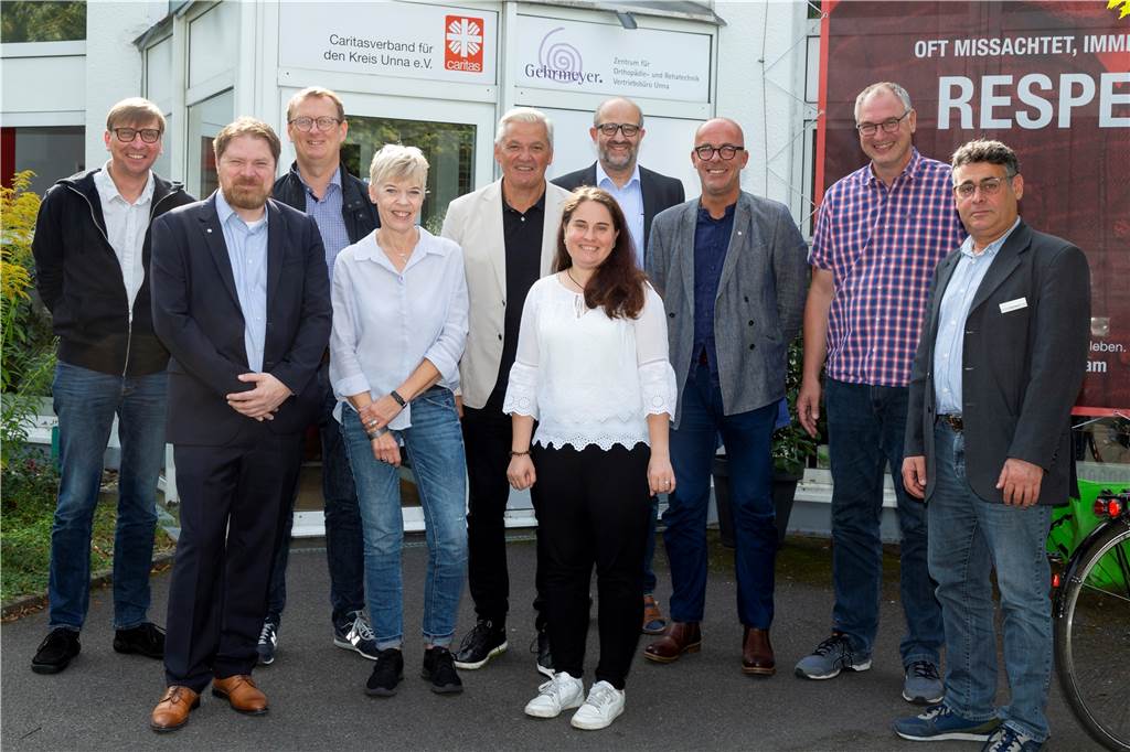 Kürzung bei Migrationsberatung: „Das ist echt unverschämt“ Austausch mit Abgeordneten (v.l.): Michael Sacher (MdB Grüne), Daniel Wilms, Vorstand DRK-Kreisverband Lünen e.V., Oliver Kaczmarek, MdB SPD, Christine Adolf, Migrationsberatung Caritasverband, Hubert Hüppe, MdB CDU, Yuliya Rubinets, Migrationsberatung Caritasverband, Dr. Johannes Kudera, Diözesancaritasverband Paderborn, Wilhelm Schulten, Fachbereichsleiter Migration DRK-Kreisverband Lünen e.V., Ralf Plogmann, Vorstand Caritasverband und Nasser Ilayyan, Multikulturelles Forum e.V.
