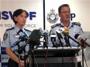 Australische Polizisten informieren die Presse über die Festnahmen der Terrorverdächtigen. Foto: Ava Benny-Morrison