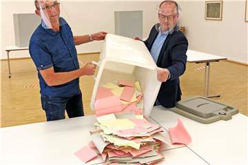 Auszählung der Stimmen im Wahllokal Otgerus-Haus am Abend des Wahlsonntags