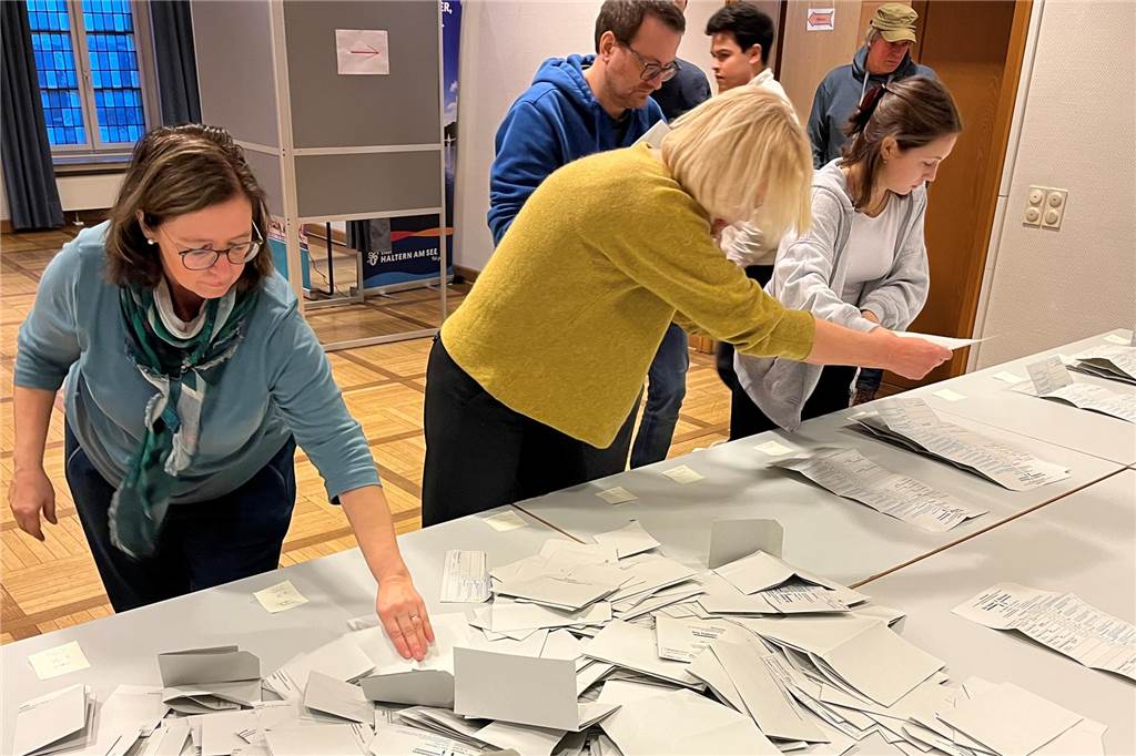 Hier fuhren die Parteien ihre stärksten Ergebnisse ein Auszählung der Wahlzettel bei der Bundestagswahl 2025.