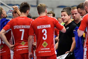 Auszeit beim ASV Hamm: Trainer Michael Lerscht erklärt wie es gegen den TuS Ferndorf zum Sieg reichen soll.