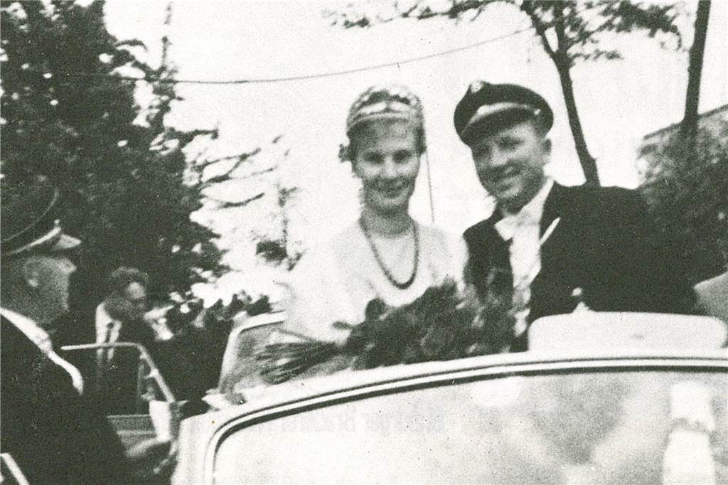 Auto statt Kutsche: Josef Langenkä,mper und Elisabeth Stegemann ließen sich, anders als ihre Vorgänger, von motorisierten Pferdestärken durch die geschmückte Bauerschaft fahren. Das war Ende Juni 1965.