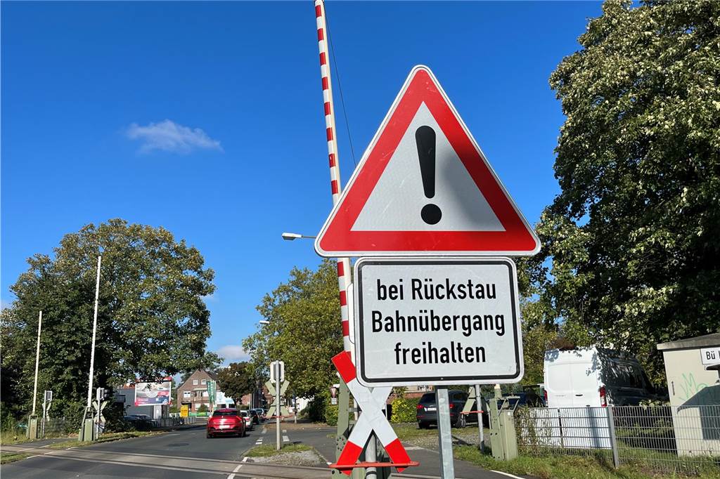 Kreuzung auf Borker Straße länger gesperrt als geplant Autofahrende berichten, dass sich der Stau von der Baustelle bis hinter den Bahnübergang auf der Borker Straße zieht.
