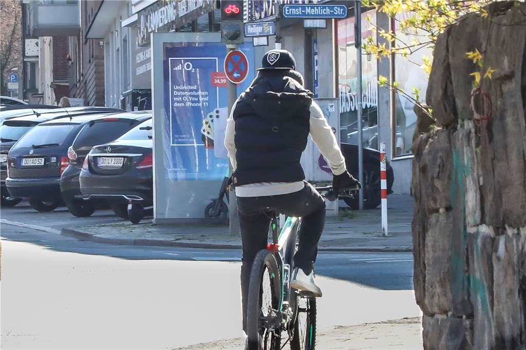 Lebensgefährliche Werbetafeln: Dortmunder Radfahrer sammeln Beweisfotos Autofahrer, die ausparken, haben kaum eine Chance, Radfahrer zu sehen, die an der Werbevitrine vorbeifahren.