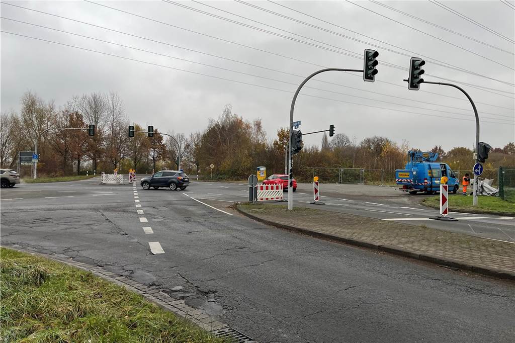 Lange Staus: Unbekannte haben Ampel mit Feuerwerkskörper zerstört Autofahrer, die die T-Kreuzung Asselner-/Brackeler Straße passieren, müssen derzeit ohne Ampel auskommen