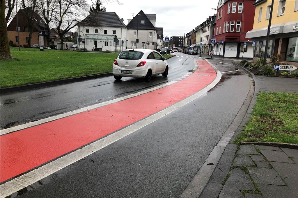 Autofahrer, die hier von der Ickerner Straße rechts in die Friedrichstraße einbiegen wollen, müssen den Radweg kreuzen und übersehen dabei oft Fahrradfahrer. Jetzt wurde der Radweg rot eingefärbt.
