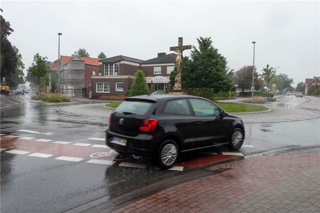 Umbau von drei Kreisverkehren: Radfahrer sollen auf der Straße fahren Autofahrer müssen zurzeit die roten Schutzstreifen queren. Dadurch werden Radfahrer häufig übersehen.