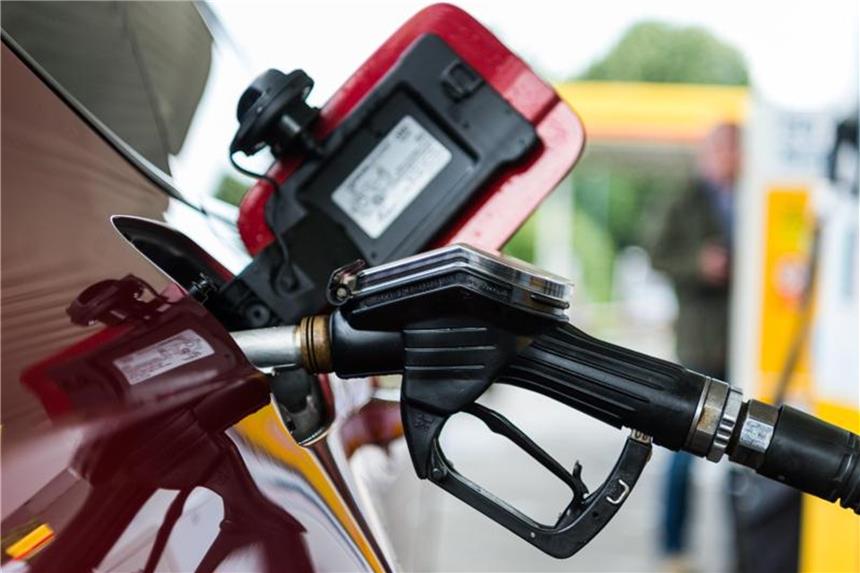 So können Pfingsturlauber beim Tanken sparen Autofahrer sollten die Zeit und Mühe investieren und clever tanken. Bei den Preisen lohnt es sich. Foto: Christophe Gateau