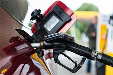 Autofahrer sollten die Zeit und Mühe investieren und clever tanken. Bei den Preisen lohnt es sich. Foto: Christophe Gateau