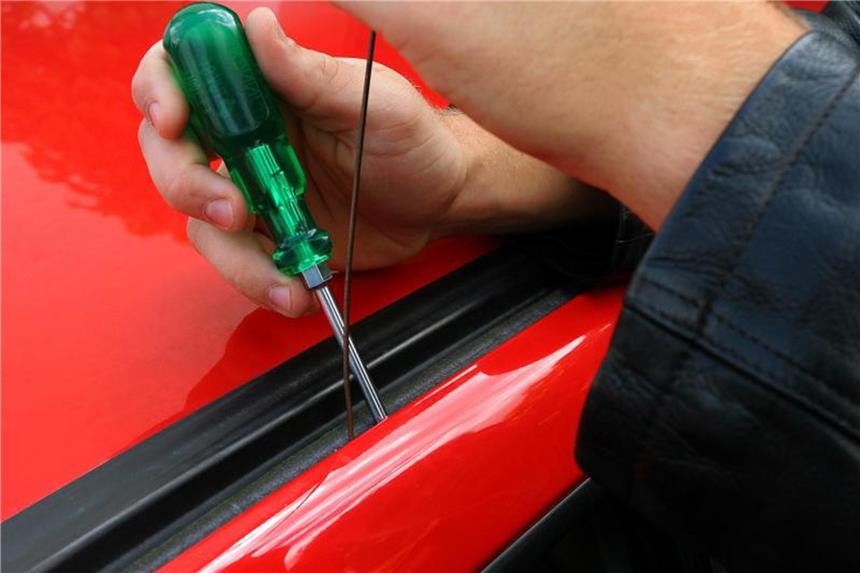 Autofenster beim Parken auch bei Hitze immer schließen Autofahrer sollten es Dieben auch bei heißem Wetter nicht zu einfach machen und die Fenster vor Verlassen des Fahrzeugs schließen. Foto: Heiko Wolfraum