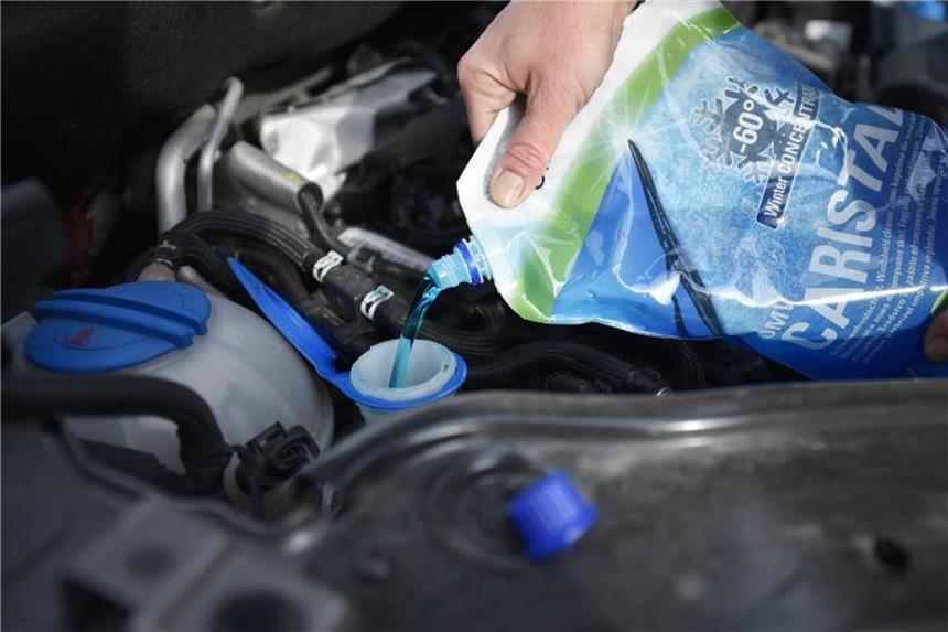 Bei der Kälte auf genug Frostschutz fürs Auto achten Autofahrer sollten noch mal Wischwasser mit Frostschutz auffüllen. Foto: Angelika Warmuth