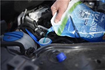 Autofahrer sollten noch mal Wischwasser mit Frostschutz auffüllen. Foto: Angelika Warmuth