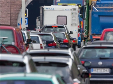 Autofahrer tun sich und anderen Verkehrsteilnehmern einen Gefallen, wenn sie beim Stau das Reißverschlussverfahren anwenden. Foto: Michael Reichel/dpa