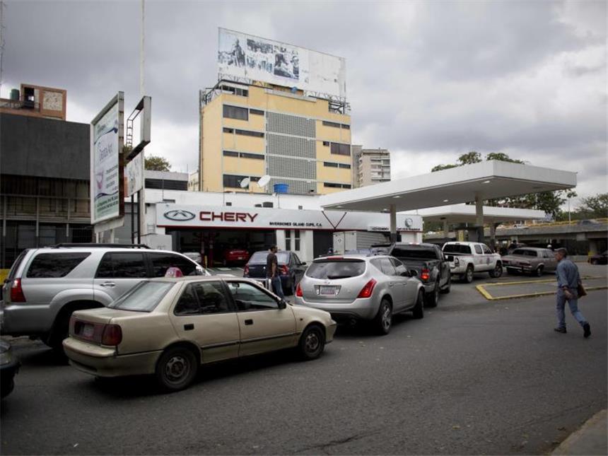 Benzin-Krise in Venezuela Autofahrer warten in Caracas an einer Tankstelle. In dem ölreichen Venezuela herrscht eine akute Benzinknappheit. Foto: Ariana Cubillos