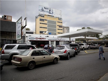 Autofahrer warten in Caracas an einer Tankstelle. In dem ölreichen Venezuela herrscht eine akute Benzinknappheit. Foto: Ariana Cubillos