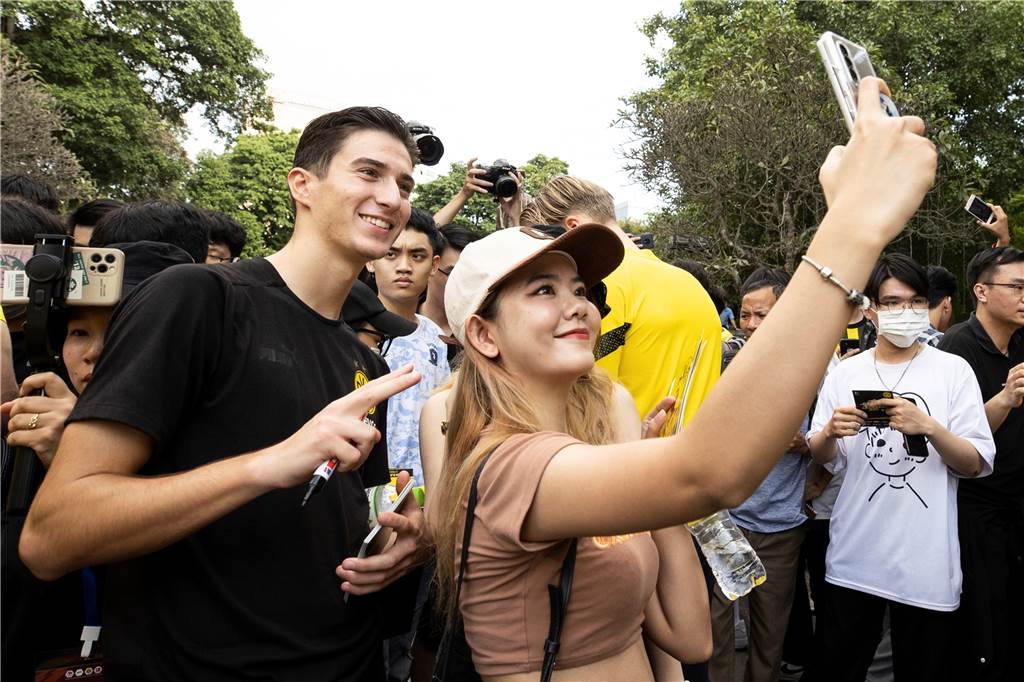 Göktan Gürpüz macht ein Selfie mit einem Fan.