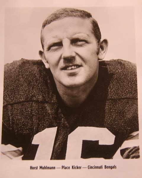 Der erste deutsche NFL-Star kam aus Selm: Die Geschichte von Horst Mühlmann Autogrammkarte von Horst Mühlmann bei den Cincinnati Bengals.